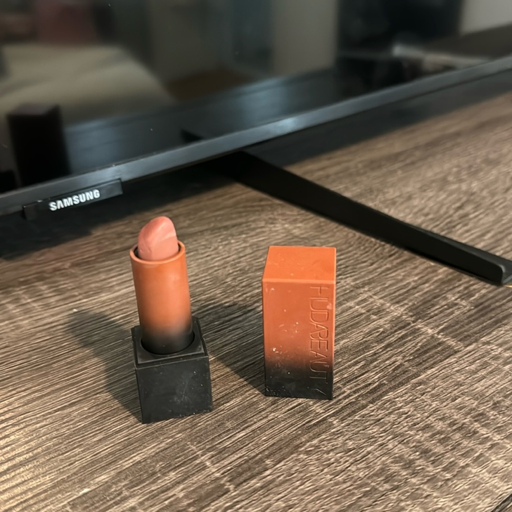 Huda beauty lipstick in shade first kiss